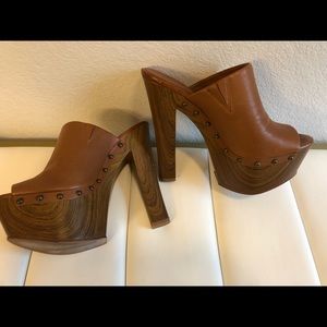 JESSICA SIMPSON Stunning Clogs.